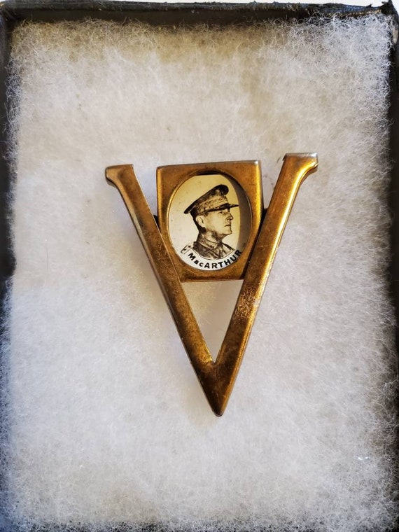 Vintage 1940s WWll McArthur V Victory Pin Brooch