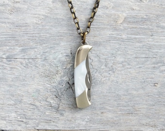 Collana con ciondolo mini coltellino tascabile » Coltellino tascabile in miniatura » Coltello in madreperla bianca » Ciondolo coltello » Collana con coltellino tascabile » Stile vintage