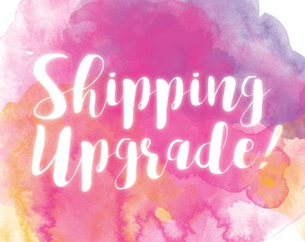 Può includere: Uno sfondo ad acquerello con una sovrapposizione di testo bianco che dice "Shipping Upgrade!"