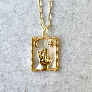 Collar de cartas de tarot » Tarot de nácar » Colgante de mal de ojo » Hamsa » Joyería Boho » Boho en capas » Encanto de mano » Encanto de buena suerte