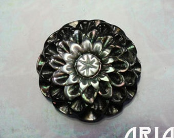 MOTHER OF PEARL: 20mm Black Mother of Pearl Carved 3D Round Mum Cabochon (1)