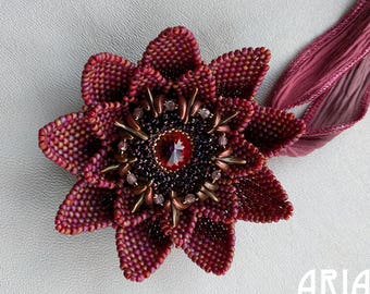 LOTUSBLÜTE ANHÄNGER Kit: Rainbow Dark Red Colorway - From Bead and Button Magazine Juni 2017