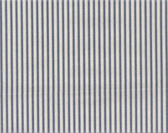 Op de afbeelding: Een witte stof met dunne, gelijkmatig verdeelde blauwe strepen. De stof heeft een subtiele textuur.