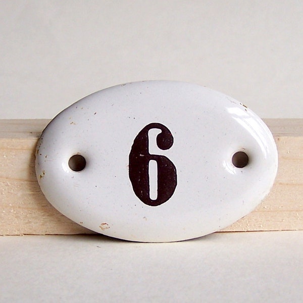 Nombre de chambre plat signe soviétique vintage. Plaque émaillée USSR le signe des années 1970, 6 ou 9