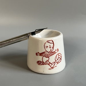 Tinteiro vintage de cerâmica branca, pequeno jogador de futebol, tempos soviéticos, década de 1950, poço de tinta de cerâmica branca w2