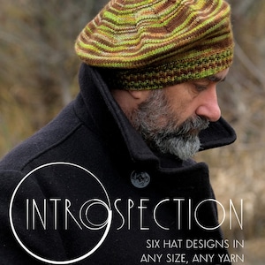 Può includere: Un basco lavorato a maglia nei toni del marrone, verde e giallo, indossato da una persona con barba grigia e un cappotto nero. La parola "INTROSPECTION" è visualizzata in un carattere bianco stilizzato. Il testo sottostante recita "SIX HAT DESIGNS IN ANY SIZE, ANY YARN BY WOOLLY WORMHEAD."