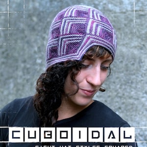 Może przedstawiać: Dzianinowa czapka z geometrycznym wzorem w odcieniach fioletu, bieli i szarości. Czapka ma unikalny kształt z nausznikami. Obraz zawiera również tekst "CUBOIDAL" i "EIGHT HAT STYLES SQUARED BY WOOLLY WORMHEAD".