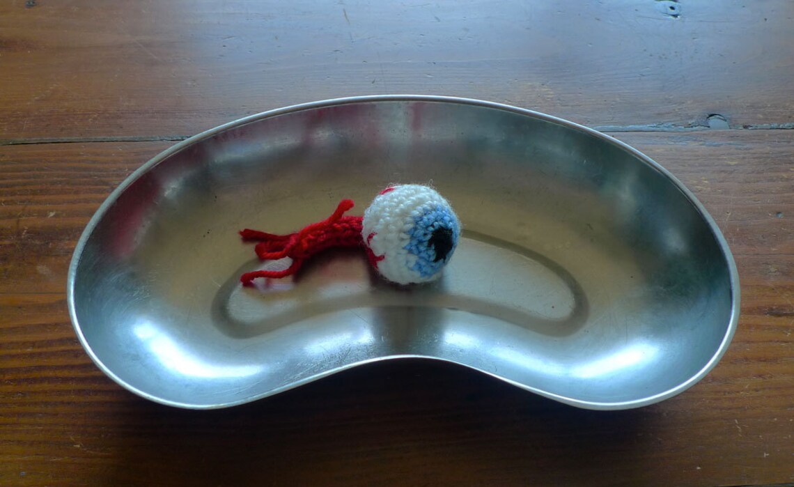 Halloween Crochet Eyeball Pattern English and French. Eyeball Brooch ...