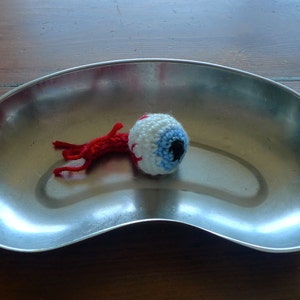 Padrão de globo ocular de crochê de Halloween inglês e francês. Broche de globo ocular. Muito simples e fácil para um resultado surpreendente