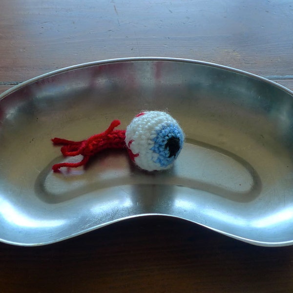 Halloween crochet eyeball pattern english and french. Eyeball brooch. Very simple and easy for an astonishing result