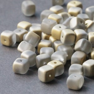 25個フロストゴールドキューブビーズ 7 mm チェコガラスビーズ 7 x 5 mm スペーサービーズ マットクリスタルコールドキューブ