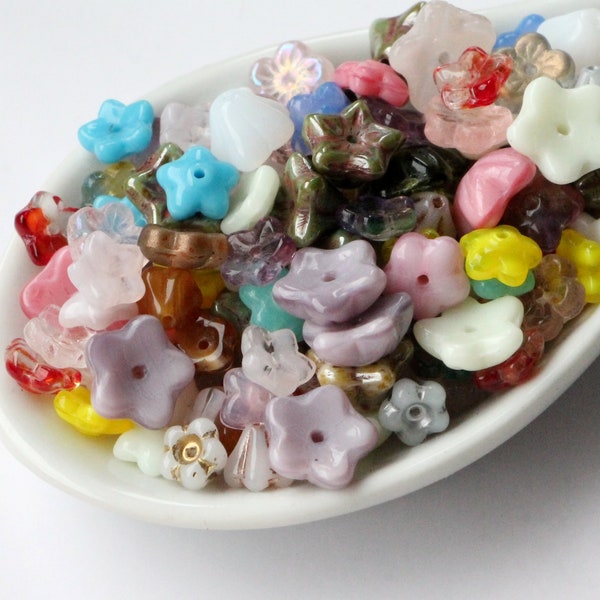50 pièces de fleurs mélangées, perles d'espacement, mélange de perles de fleurs tchèques, couleur 5 pétales, soupe de perles florales bohèmes
