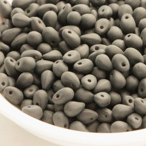 50 Stück mattschwarze böhmische Glastropfen-Perlen 4 x 6mm mattschwarze mattschwarze Tropfen winzige Tropfen briolette Jet matt