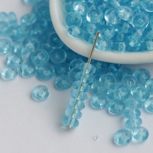 100 pezzi Perline Rondelle Blu Acqua 4 x 2 mm Perline distanziatrici piccole Perline di vetro ceche a disco trasparenti acquamarina Heishi 4 mm