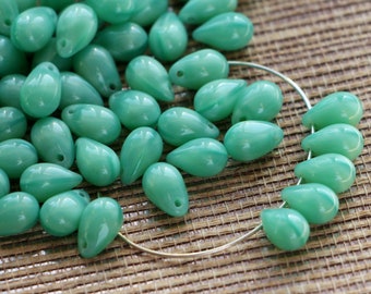 25 Stück aqua grüne böhmische Glastropfen 9 x 6mm Czech Teardrops Alabaster Briolett grün opal