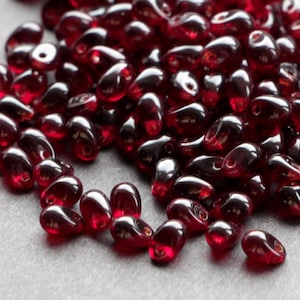 4 x 6 mm Perline di vetro ceco a goccia piccola rosso granato scuro (50 pezzi) Perline di vetro briolette granato scuro Perline di melograno rosso scuro a goccia piccola