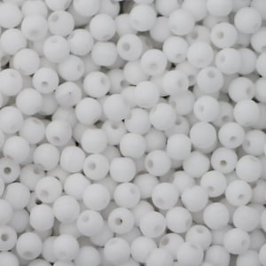 Può includere: Primo piano di un mucchio di perline bianche e rotonde. Ogni perlina ha un piccolo foro al centro. Le perline sono di dimensioni uniformi e sembrano essere realizzate in un materiale opaco. Adatte per la creazione di gioielli e l'artigianato.