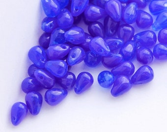 Mleczno-niebieskie szklane łezki 4 x 6 mm (50 szt.) Opalowe kobaltowe niebieskie czeskie szklane krople koraliki ciemnoniebieskie