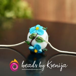 Video-Anleitung: Kleine Glasperle mit Blümchen