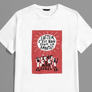 Può includere: T-shirt bianco con un design grafico rettangolare rosso. La grafica mostra una folla di persone e il testo "LUTTER C'EST BON POUR LA SANTÉ!" in nero. Il design include un sole. La maglietta ha un girocollo e maniche corte.