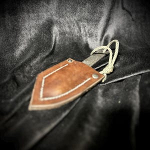 Cuchillo Kiridashi forjado a mano, rústico: acero 5160 con funda de cuero - para diestros imagen 3