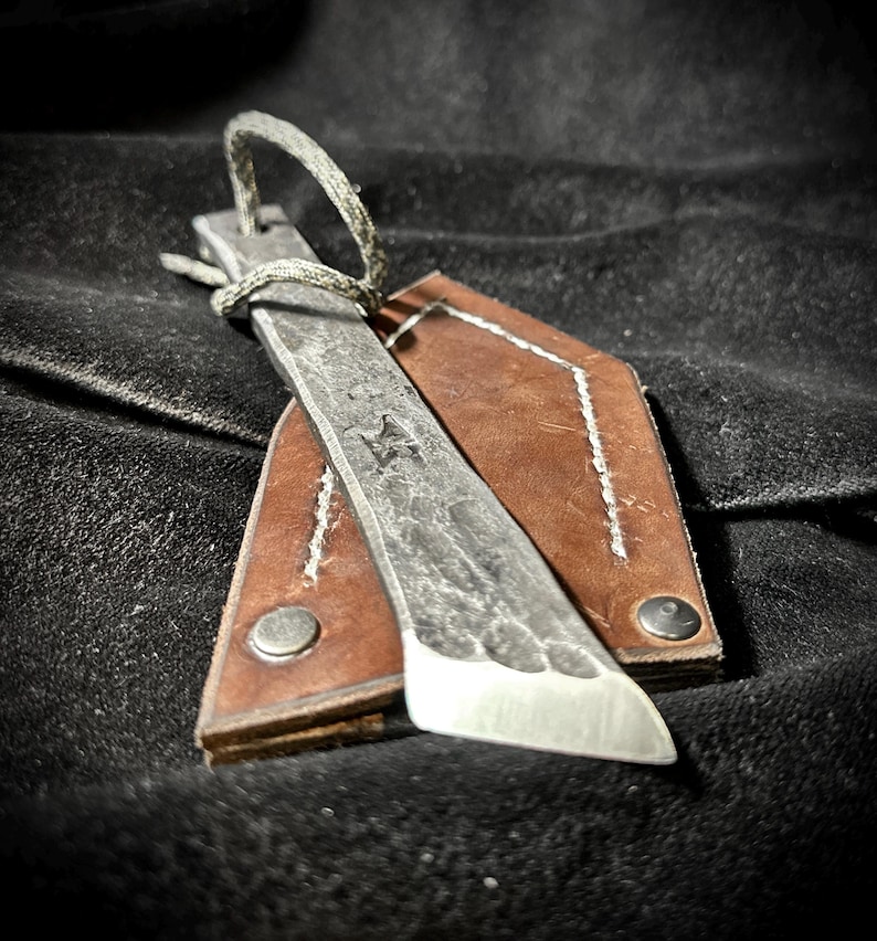 Cuchillo Kiridashi forjado a mano, rústico: acero 5160 con funda de cuero - para diestros imagen 1