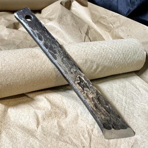 Cuchillo Kiridashi forjado a mano, rústico: acero 5160 con funda de cuero - para diestros imagen 5