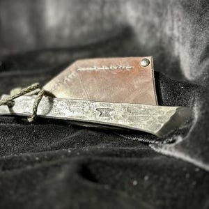 Cuchillo Kiridashi forjado a mano, rústico: acero 5160 con funda de cuero - para diestros imagen 2