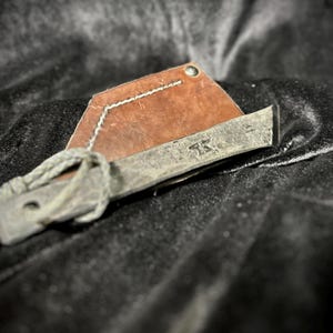 Cuchillo Kiridashi forjado a mano, rústico: acero 5160 con funda de cuero - para diestros imagen 4