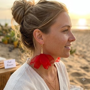 Pendientes con borlas de amapola roja: joyas llamativas bañadas en oro
