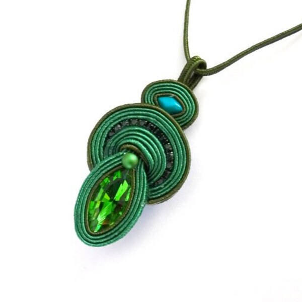 Collana verde smeraldo, collana soutache, ciondolo in cristallo, gioielli con smeraldi