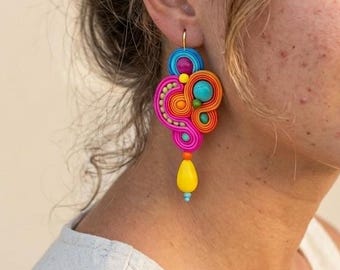 Brincos Soutache Coloridos: Joias longas e multicoloridas que chamam a atenção.
