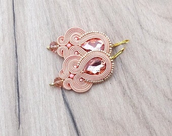 Boucles d’oreilles Blush et Gold Dangle, Boucles d’oreilles Soutache faites à la main avec cristaux, Boucles d’oreilles en cristal Blush , Boucles d’oreilles en or étincelant