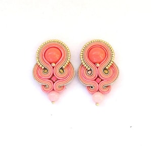 Brincos de pressão em formato de soutache coral: joias artesanais sem furos