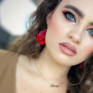 赤いテキスタイルフラワーイヤリング：スワタッシュタッセルステートメントジュエリー