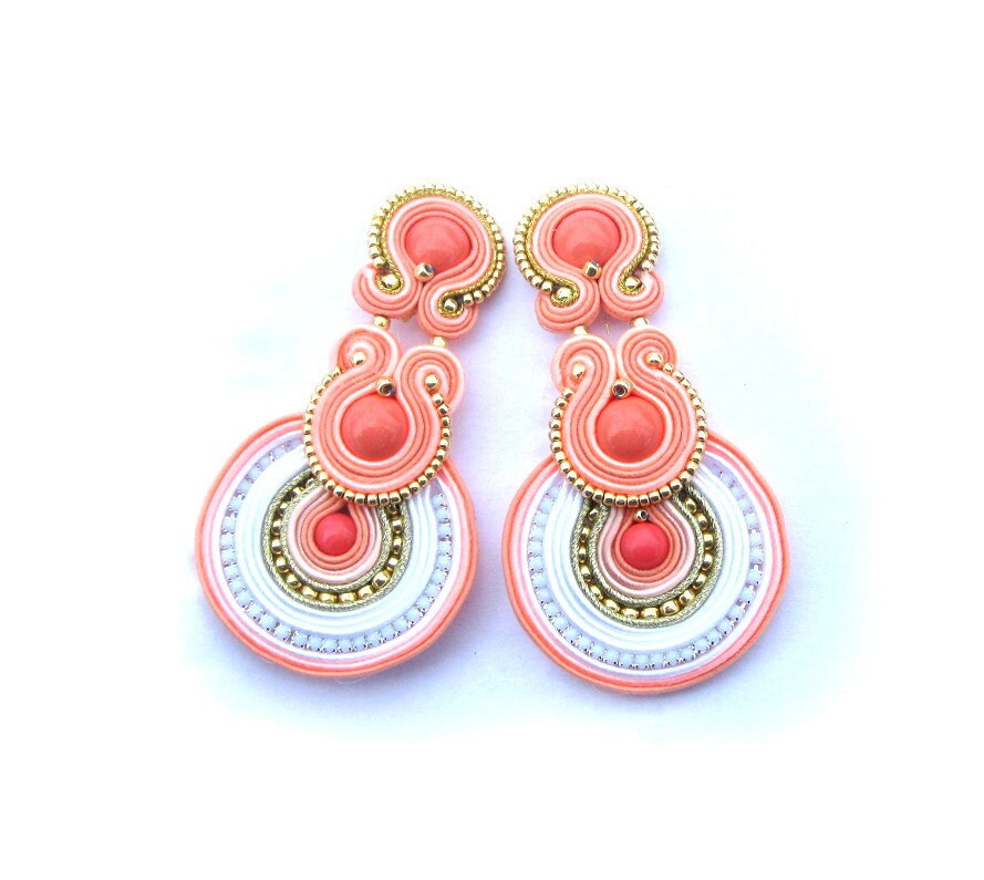 Boucles d'oreilles Pendantes en or jaune et corail