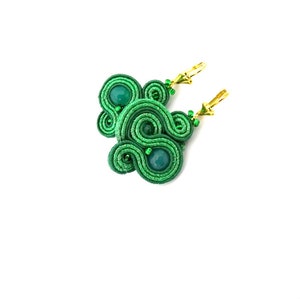 boucles d'oreilles soutache vertes, boucles d'oreilles pendantes uniques, boucles d'oreilles en jade vert, boucles d'oreilles plaquées or