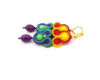 Orecchini soutache arcobaleno: gioielli pendenti con perline fatti a mano