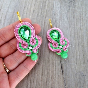 Pendants d&#39;oreilles roses, boucles d&#39;oreilles en jade vert, boucles d&#39;oreilles en cristal, boucles d&#39;oreilles en soutache roses et vertes