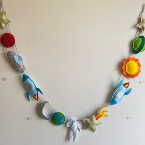 Guirlande de bruants spatiaux en feutre : fusée, planète, astronaute, décoration de chambre d'enfant, décoration d'anniversaire, cadeau de naissance