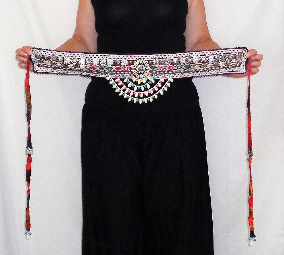 Ceinture tribale authentique pour la danse du ventre. En velours, avec  cordons, perles, sequins et frange. La taille est unique, elle convient à
