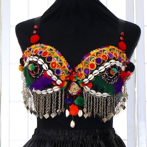 Può includere: Top riccamente decorato con base nera, ricamato con colori vivaci. Il design incorpora conchiglie, perline e ciondoli pendenti argentati. Le spalline sono nere, per un look bohémien.