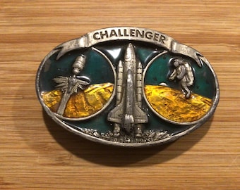 BELT BUCKLE CHALLENGER.  Vintage collectable belt buckle.  Commemorative Shuttle buckle.  Amazing detail.