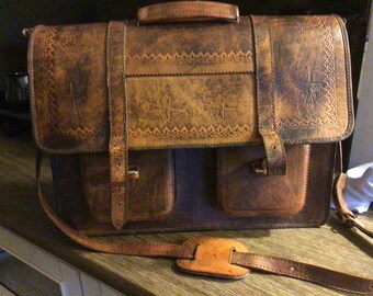 Extra large vintage LEATHER MESSENGER bag, attaché case, in beautiful condition.  Two compartments.  Large enough to carry a laptop.