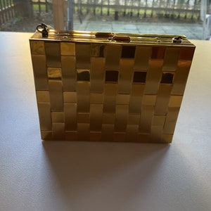 MAQUILLAGE vintage, ÉTUI À CIGARETTES.  Compartiments pour poudre, rouge à lèvres, cigarettes.  Miroir et peigne. Boîtier doré très unique.