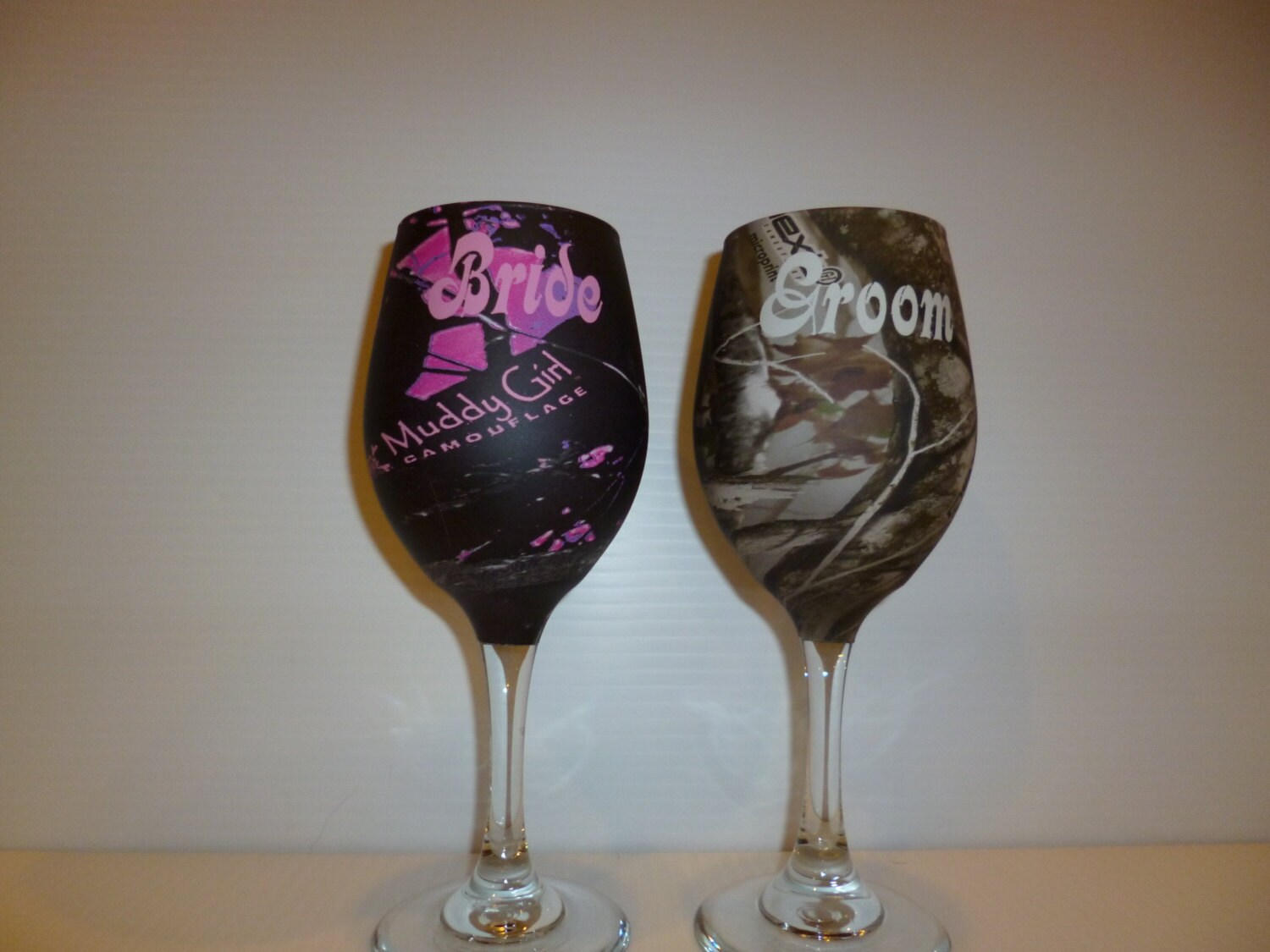 Bride and groom camo wine glasses for rustic wedding ...