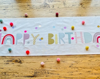 Chemin de table nappe décoration de fête anniversaire anniversaire d'enfant joyeux anniversaire anniversaire d'enfant anniversaire enfant joyeux anniversaire confettis bougies