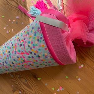 Cône d'école en mousseline pour rentrée scolaire fille inscription scolaire Ergobag coloré rose menthe Pas à pas pois confettis rose fluo Milla Louise