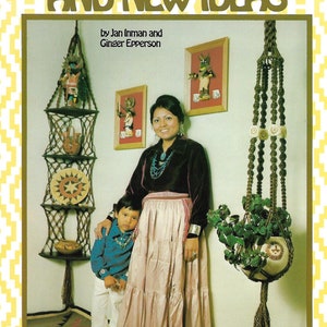 Peut inclure: Une couverture de livre intitulée "Old Knots and New Ideas" par Jan Inman et Ginger Epperson. La couverture présente une femme et un enfant debout devant un mur avec des tentures murales en macramé et des étagères. La femme porte une longue jupe rose, un chemisier foncé et un collier turquoise. L'enfant porte une chemise bleue, un pantalon blanc et un collier turquoise. La couverture du livre est jaune avec un motif en losange.