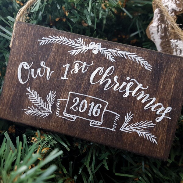 Onze eerste kerst 2016 - Wood Tree Ornament | Aangepaste kalligrafie Ornament | Nieuwe paar, pas getrouwd, nieuwe huis Keepsake Ornament